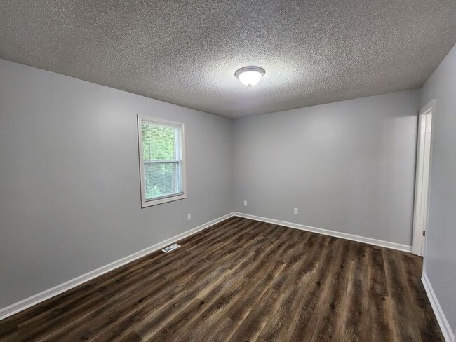 Building Photo - 709 W Creek Cir