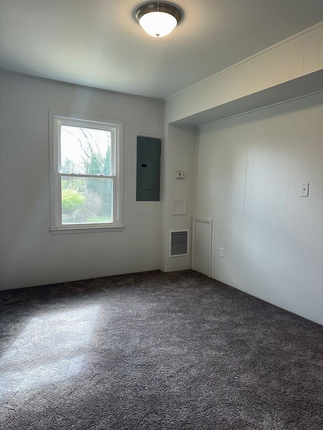 Building Photo - 2339 Memorial Ave SW