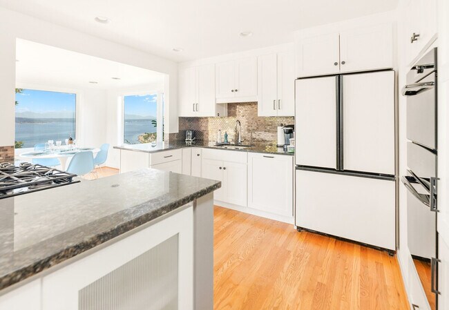 Building Photo - 4091 Hillcrest Ave SW