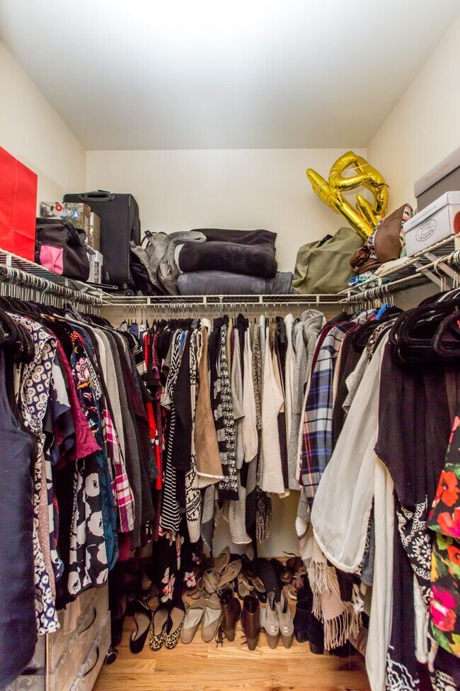 Building Photo - Condo Quality 3Bed/2bath in Wicker Park! In-Unit Laundry! Central Air! Blue Line!