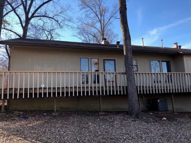 Building Photo - 2208 Oakwood Ave