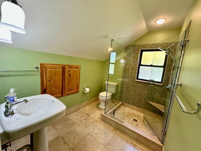 Building Photo - Amazing Home in Tahoma Terrace!