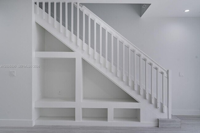 Building Photo - 2098 Madeira Dr