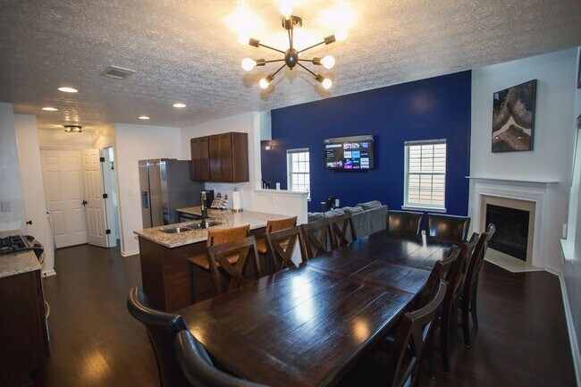 Building Photo - 665 Lakeside Cir