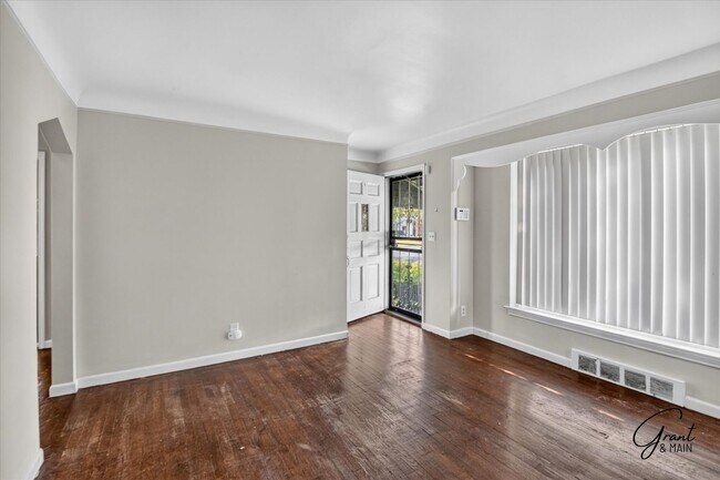 Building Photo - $1300 3 bedrooms