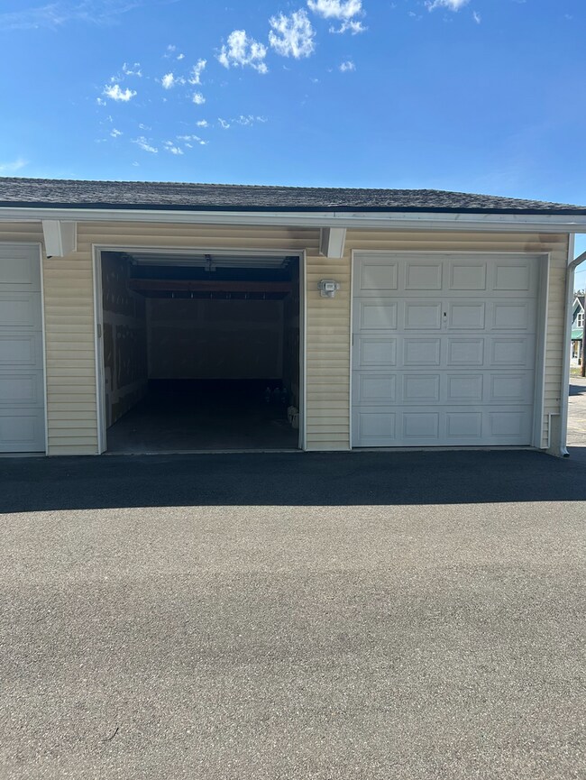 Building Photo - Modern 1 bedroom condo with garage for ren...