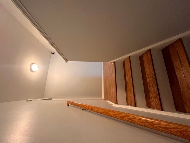 Building Photo - 610 Lakeridge Ct