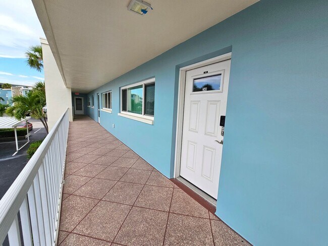 Building Photo - 2 Bedroom 2 Bath St. Pete Beach Condo!