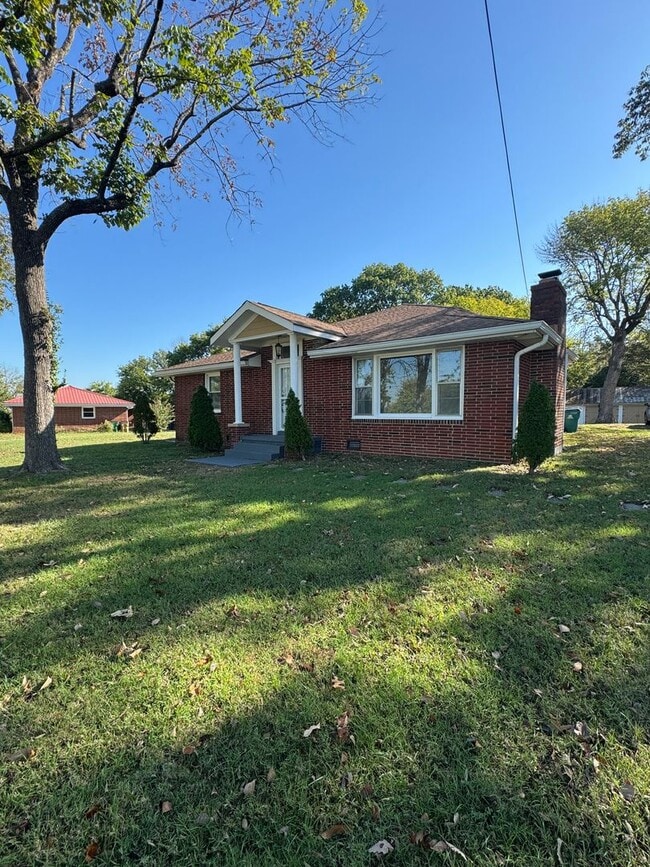 Primary Photo - 3 Bed / 2 bath on 1.2 ACRES - 3 car garage...