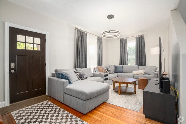 Living Room - The Derrick House - All Utilities Included