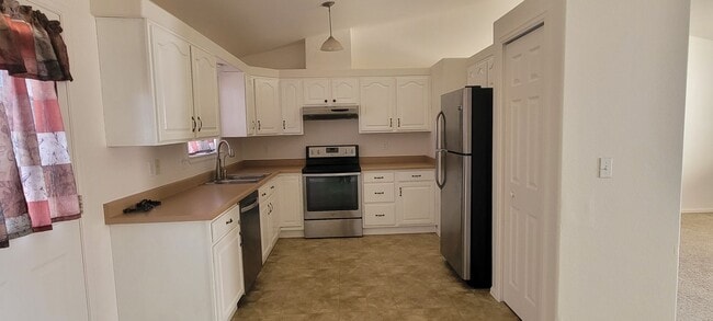 Building Photo - 3 Bedroom Home