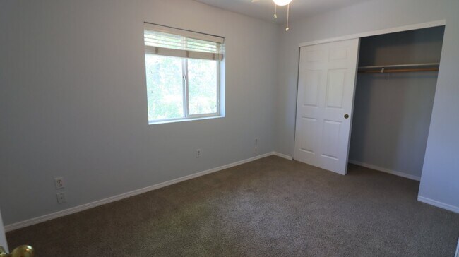 Building Photo - Recently updated 2/1.5 townhome next to the hospital