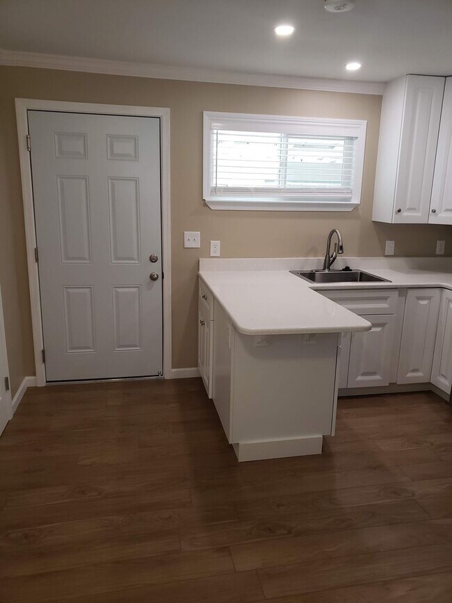 Building Photo - Remodeled Studio in Walkable Kings Beach!