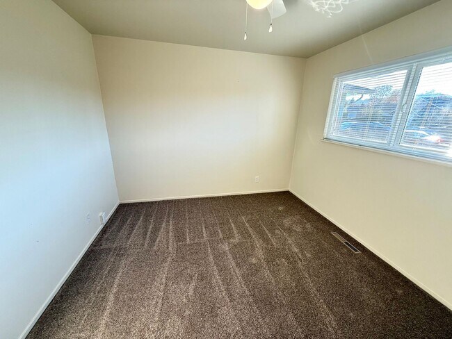 Building Photo - Charming Single-Level Home with Private Yard & Attached Garage!