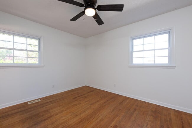 Building Photo - Students Welcome