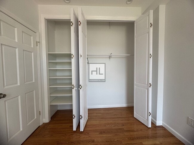 Building Photo - Fully Renovated 1-Bedroom Apartment in the...