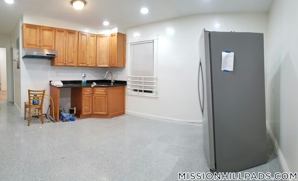 Building Photo - 14 Logan St