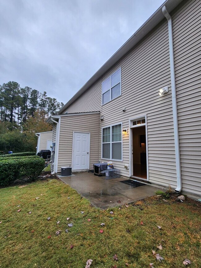 Building Photo - 3 Bedroom - Cary Townhome in Central Location!!! Close to 540 and Research Triangle Park!