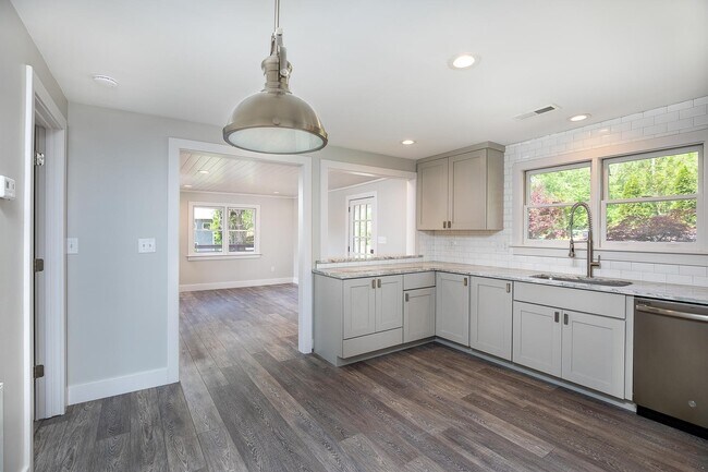 Building Photo - Fantastic 1930s Cottage - Renovated Top to Bottom