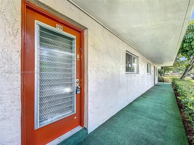 Building Photo - 3501 Inverrary Dr