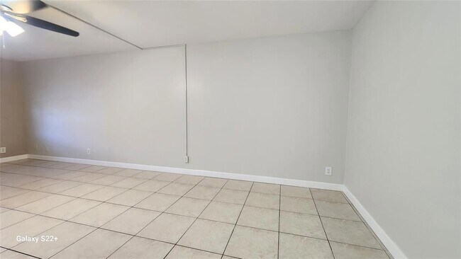 Building Photo - 555 SE 8th St