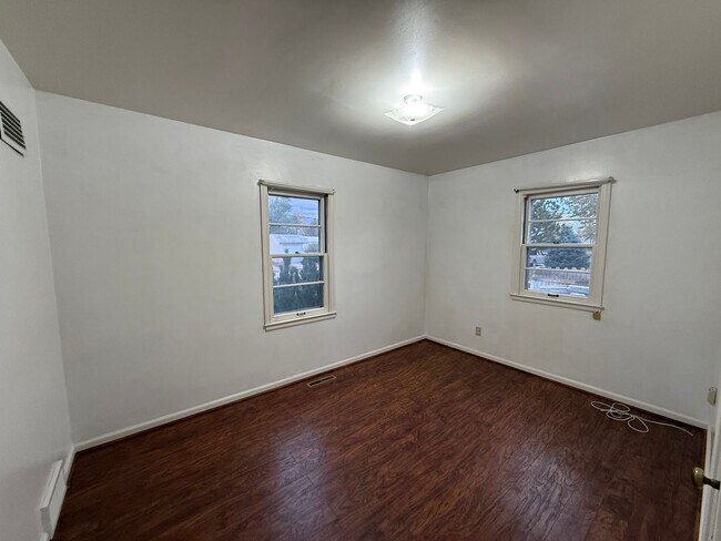 Building Photo - Two bedroom, One bathroom, Pet Friendly Ho...