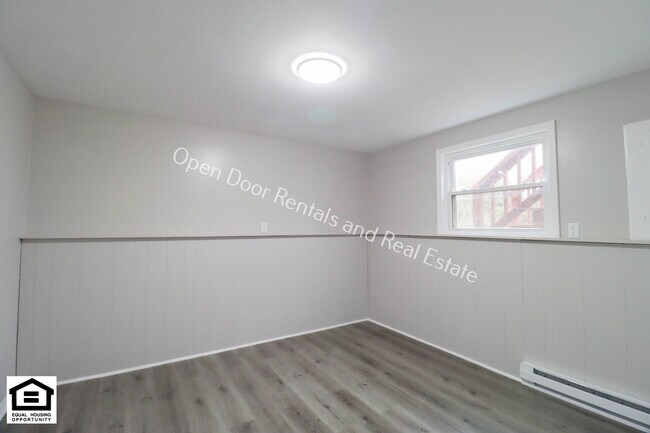 Building Photo - 301/303 W Hobart St.