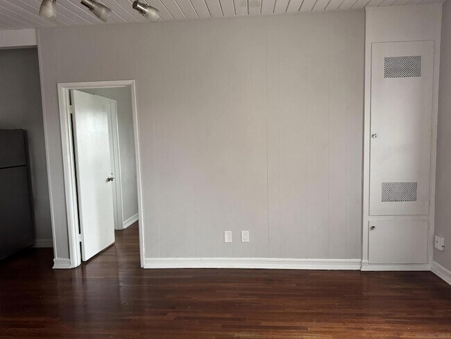 Building Photo - 3815 Vermont St