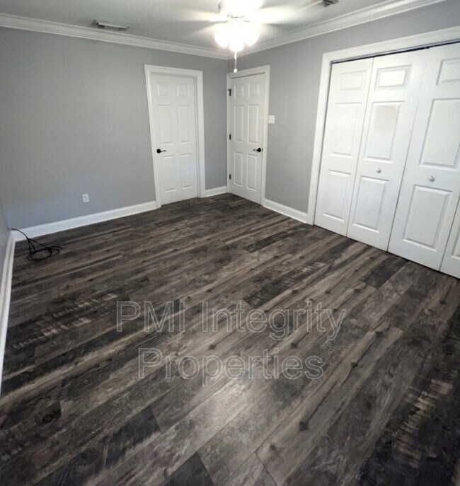 Building Photo - 7993 Greenlea Dr