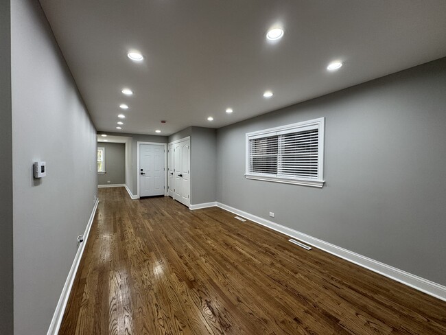 Building Photo - 6236 N Francisco Ave