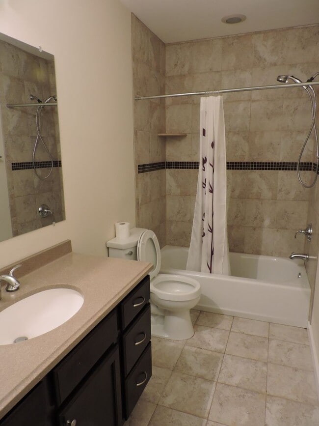 Building Photo - Spacious 2BR 2BA with Fireplace, Roof deck...