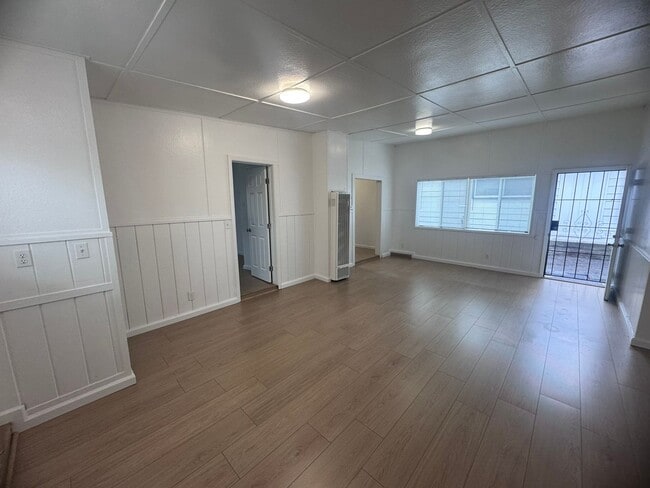 Building Photo - New Flooring & Paint!