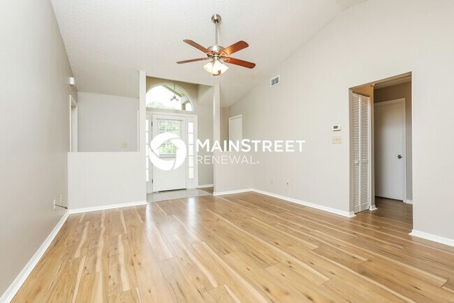 Building Photo - 4 Bedroom Pet-Friendly Home in Clermont, FL with Main Street Renewal