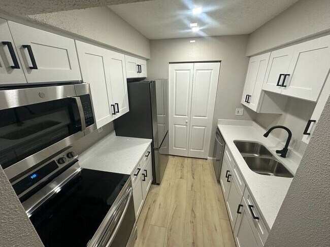 Building Photo - ** Move in Special $500 off your first months rent** New Remodeled 2 bed 1 bath condo in Casselbe...