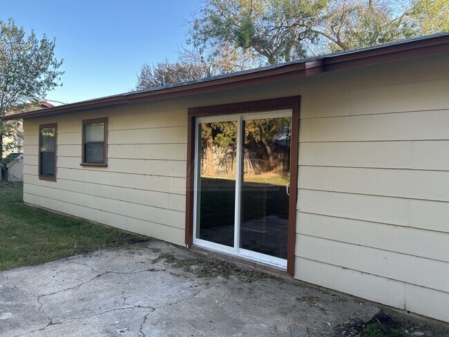 Building Photo - 607 Spoke Dr