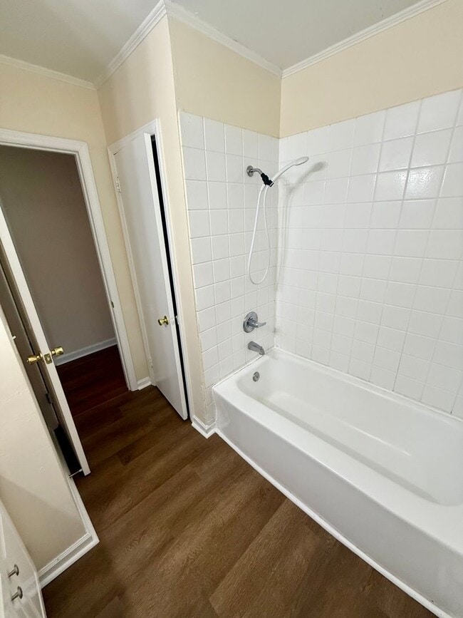 Building Photo - Three bedroom, 1 bath house in Burlington