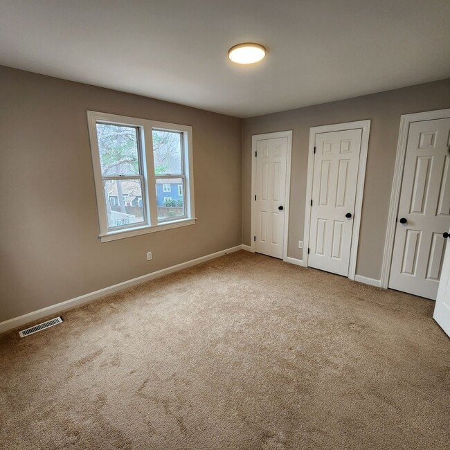 Building Photo - Beautiful End unit Townhome for rent