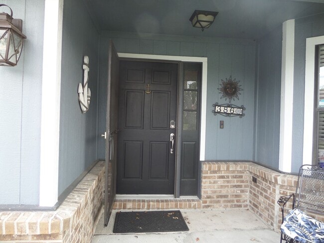 Building Photo - Beautiful 3 bedroom Home