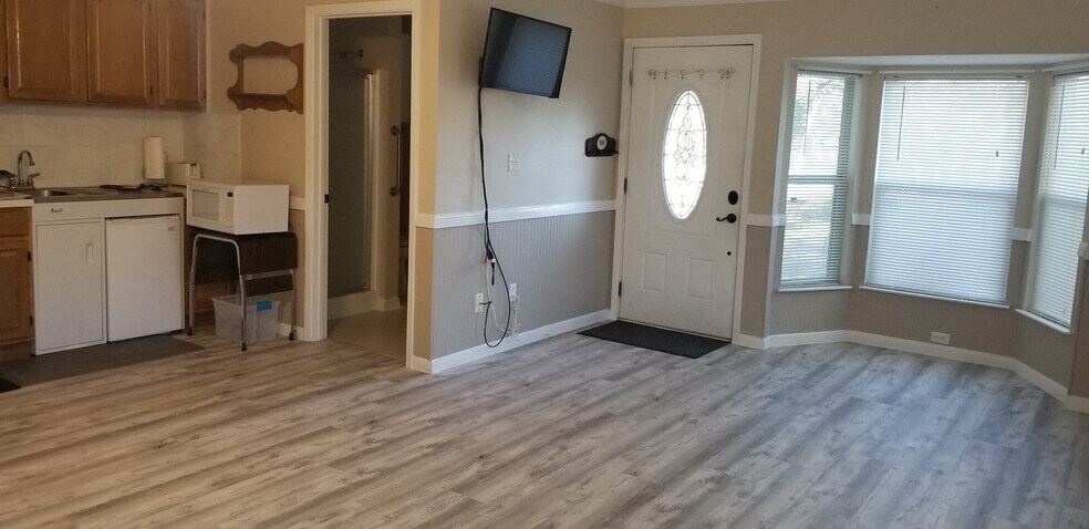 Spacious room - 207 Wood Rd