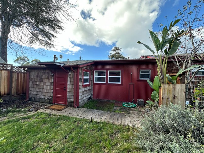 Building Photo - Charming fully remodeled classic bungalow ...