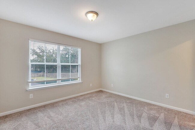 Building Photo - 4 Bed/2.5 Bath in The Commons