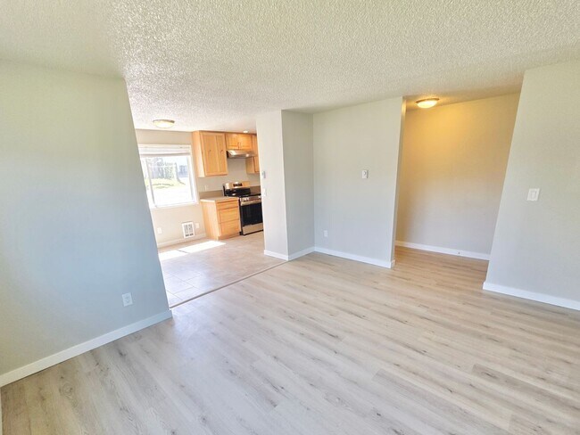 Building Photo - Luminous & Spacious apartments with Private Balcony in Tacoma