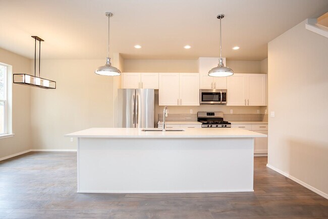 Building Photo - End-Unit Townhome in Desirable Midtown Neighborhood