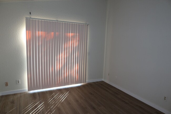 Building Photo - 3 Bedrooms, 2 Baths Half-plex in Greenhaven