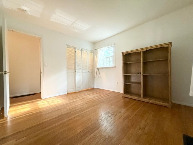 Building Photo - 4 BEDROOM HOME AVAILABLE NOW (MAY OCCUPY 3 UNRELATED ONLY).  MONTHLY RENT IS $1,980