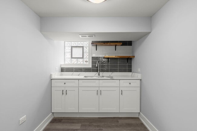 Building Photo - 5542 W 64th St