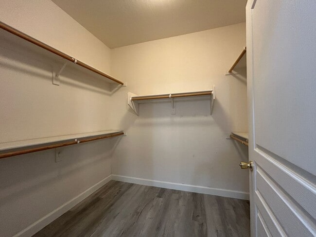 Building Photo - 955 E Knox Rd