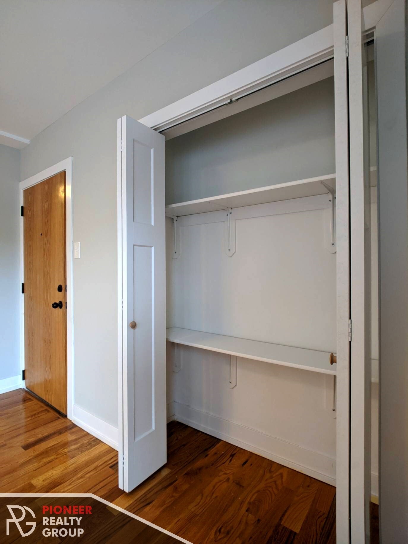 Building Photo - 560 W Arlington Pl