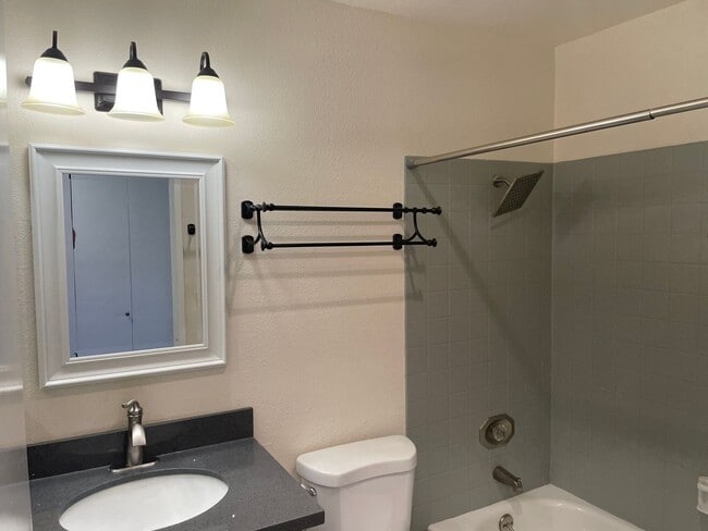 Building Photo - $500 off 1st months rent!!  Bright and Modern Northgate Condo!