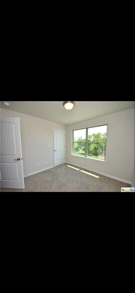 Building Photo - 221 Birch Oak Ln